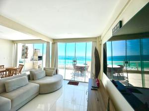 un salon avec vue sur l'océan dans l'établissement Luxuosa Cobertura Vista Mar- Praia Grande, à Arraial do Cabo