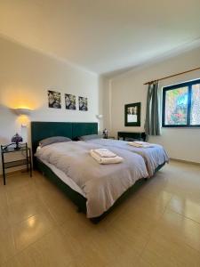 Ένα ή περισσότερα κρεβάτια σε δωμάτιο στο Luxury Modern T2 Ocean View - Free Parking - Pool