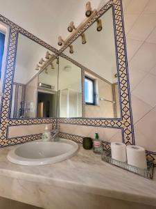 Ένα μπάνιο στο Luxury Modern T2 Ocean View - Free Parking - Pool