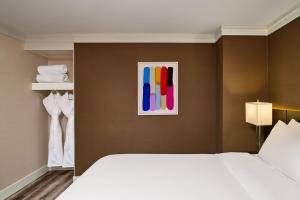 Letto o letti in una camera di Varscona Hotel on Whyte
