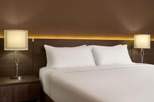 Letto o letti in una camera di Varscona Hotel on Whyte