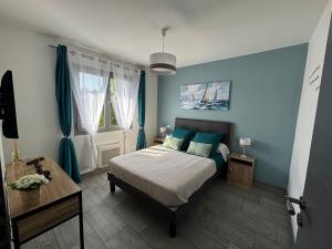 a blue bedroom with a bed and a window at Superbe villa 6 personnes proche océan et lac in Linxe +23 photos