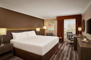 una camera d'albergo con un letto grande e una scrivania di Varscona Hotel on Whyte a Edmonton