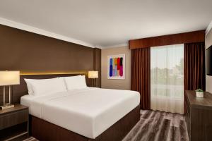 una camera da letto con un grande letto bianco e una finestra di Varscona Hotel on Whyte a Edmonton Altre 16 foto