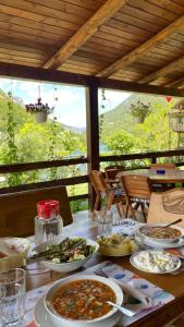 uma mesa com pratos de comida em cima em Guest House Aprripe Guri em Fierzë