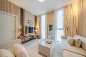 Χώρος καθιστικού στο 1BR Aljada Apartment in Sharjah