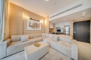 Χώρος καθιστικού στο 1BR Aljada Apartment in Sharjah