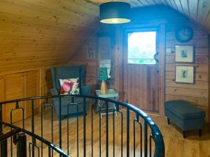 TorcastleにあるChalet 1の階段、椅子、窓が備わる客室です。