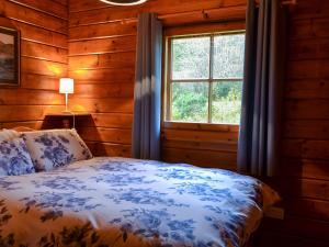 TorcastleにあるChalet 1のベッドと窓のある寝室 +11枚の写真