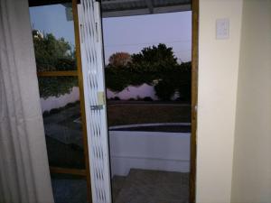 une porte ouverte avec vue sur la cour dans l'établissement The Grace House 46A, à East London