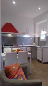 a kitchen with a couch and a table in a room at Ascanio Appartamenti in Castiglione del Lago