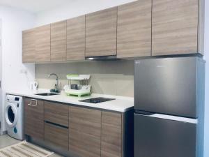 Η κουζίνα ή μικρή κουζίνα στο Lush Homes at i-City - WiFi Smart TV and 1 Carpark