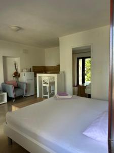 ein Schlafzimmer mit großem Bett und ein Wohnzimmer in der Unterkunft Villa Beba - Apartments in Senj