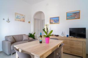 een woonkamer met een tafel en een bank bij Casa vacanze CaMi in Alcamo