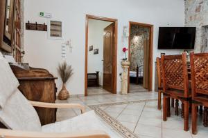 Una sala de estar con un sofá, una mesa y un televisor. en Aigli Villa Drepano, en Dhrepanon