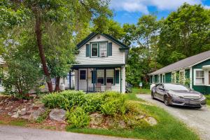una casa con un'auto parcheggiata davanti di Norris Cottage a Bar Harbor