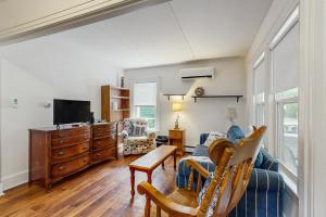 un soggiorno con un divano e una TV di Norris Cottage a Bar Harbor