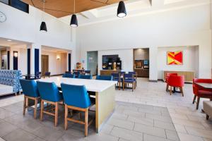 Posezení v ubytování Holiday Inn Express Hotel and Suites Duncan by IHG