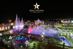 una ciudad con una estrella encima de una fuente en Hollywood Aqua Park Sharm El-Sheikh, en Sharm El Sheikh