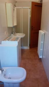 ein Badezimmer mit Waschbecken und Toilette in der Unterkunft Casa Manto in Mantua