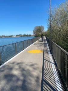 eine Person, die auf einer Brücke neben dem Wasser Fahrrad fährt in der Unterkunft Casa Manto in Mantua + 1 Foto