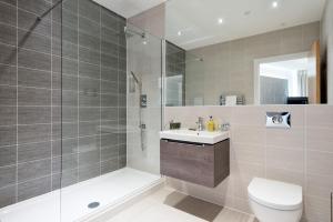 een badkamer met douche, toilet en wastafel bij The Cotswolds Manor ML26 Lower Mill Estate. in Somerford Keynes +13 foto's