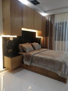 a bedroom with a large bed with a wooden wall at ميرمار in Tétouan