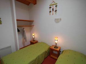 Ένα ή περισσότερα κρεβάτια σε δωμάτιο στο Chalet ensoleillé sur pistes, 5 chambres, animaux admis - FR-1-351-82