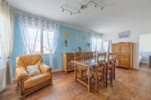a dining room with a table and chairs at Le Bassin in Port-en-Bessin-Huppain