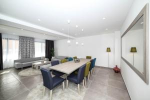 Posedenie v ubytovaní Villa Trogir Palazio A Spectacular 7 Bedroom Villa 90 Metres To The Sea And Promenade