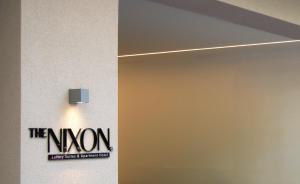eine Tür mit dem bekannten Zeichen an einer Wand in der Unterkunft THE NIXON Luxury Suites and Apartment Hotel in Athen + 80 Fotos