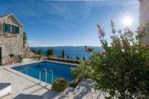 Bazén v ubytování Exquisite Brac Villa 3 Bedrooms Villa Belle Murvica Overlooking The Adriatic Sea Private Pool Murvica nebo v jeho okolí
