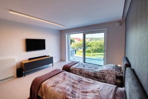 Μια τηλεόραση ή/και κέντρο ψυχαγωγίας στο Magical Zadar Villa 6 Bedrooms Villa Ocean Fantasy Astounding Sea Views