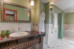 Kúpeľňa v ubytovaní Algilà Fes Riad Medina Charme Hotel