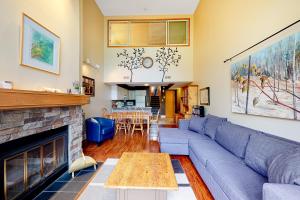 Una sala de estar con un sofá azul y una chimenea. en Chateau Ridge 209, en Blue Mountains