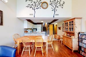 Un comedor con mesa y sillas de madera. en Chateau Ridge 209, en Blue Mountains