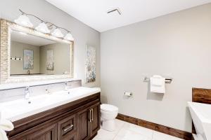 Un baño con lavabo, inodoro y espejo. en Chateau Ridge 209, en Blue Mountains 21 fotos más