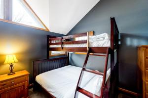 Un dormitorio con dos literas y una ventana. en Chateau Ridge 209, en Blue Mountains