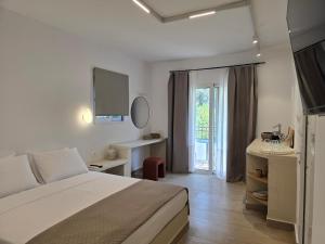 コリンビアにあるPension Zoi Luxury Roomのベッドと机と窓のある寝室