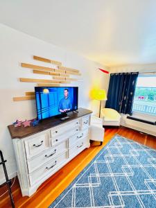 バー・ハーバーにあるAcadia Ocean View Hotelのリビングルーム(ドレッサー内の薄型テレビ付) +20枚の写真