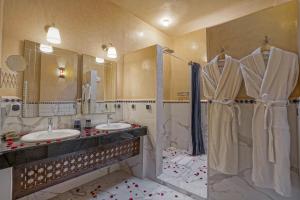 Kúpeľňa v ubytovaní Algilà Fes Riad Medina Charme Hotel