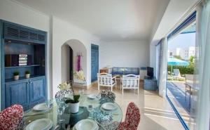 O zonă de relaxare la Premium Protaras Villa Villa Mine 2 Bedrooms Private Outdoor Pool Furnished Sun Terrace Shaded Furnished Terrace Private Garden Fig