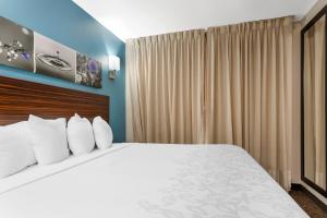 Red Roof PLUS Brooklyn - 3rd Ave客房内的一张或多张床位