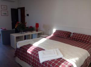 a bedroom with a bed with two towels on it at Ascanio Appartamenti in Castiglione del Lago