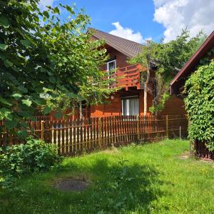 een houten hek voor een huis bij domek monika in Okuninka