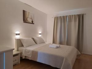 a bedroom with a bed with two towels on it at Angelina in Jakišnica