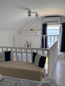 une chambre avec un lit avec vue sur l'océan dans l'établissement B&B Auroratime, à Capri