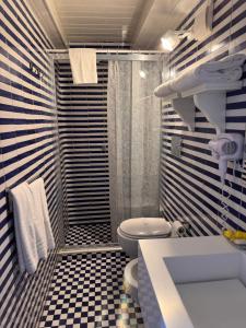 une salle de bain avec une douche, des toilettes et un lavabo dans l'établissement B&B Auroratime, à Capri