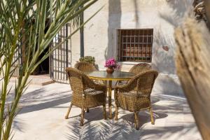 Ruang duduk di Historical Palms Villa by Fidalsa