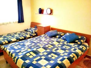 sypialnia z 2 łóżkami z niebieską i żółtą pościelą w obiekcie BEACH APARTMENT SVETI FILIP JAKOV - with PRIVATE PARKING w mieście Sveti Filip i Jakov
